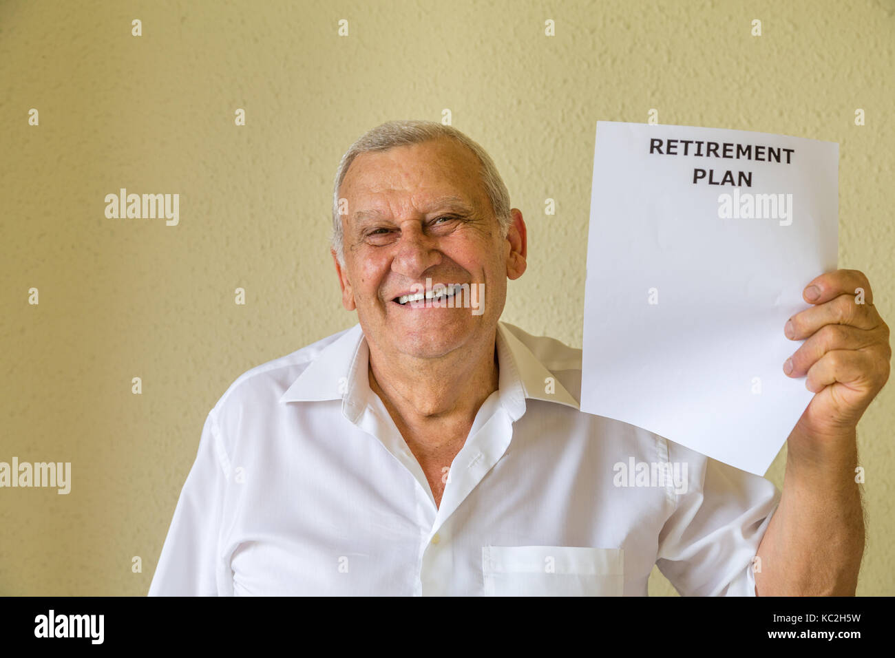 Senior che mostra il piano di pensionamento documento Foto Stock