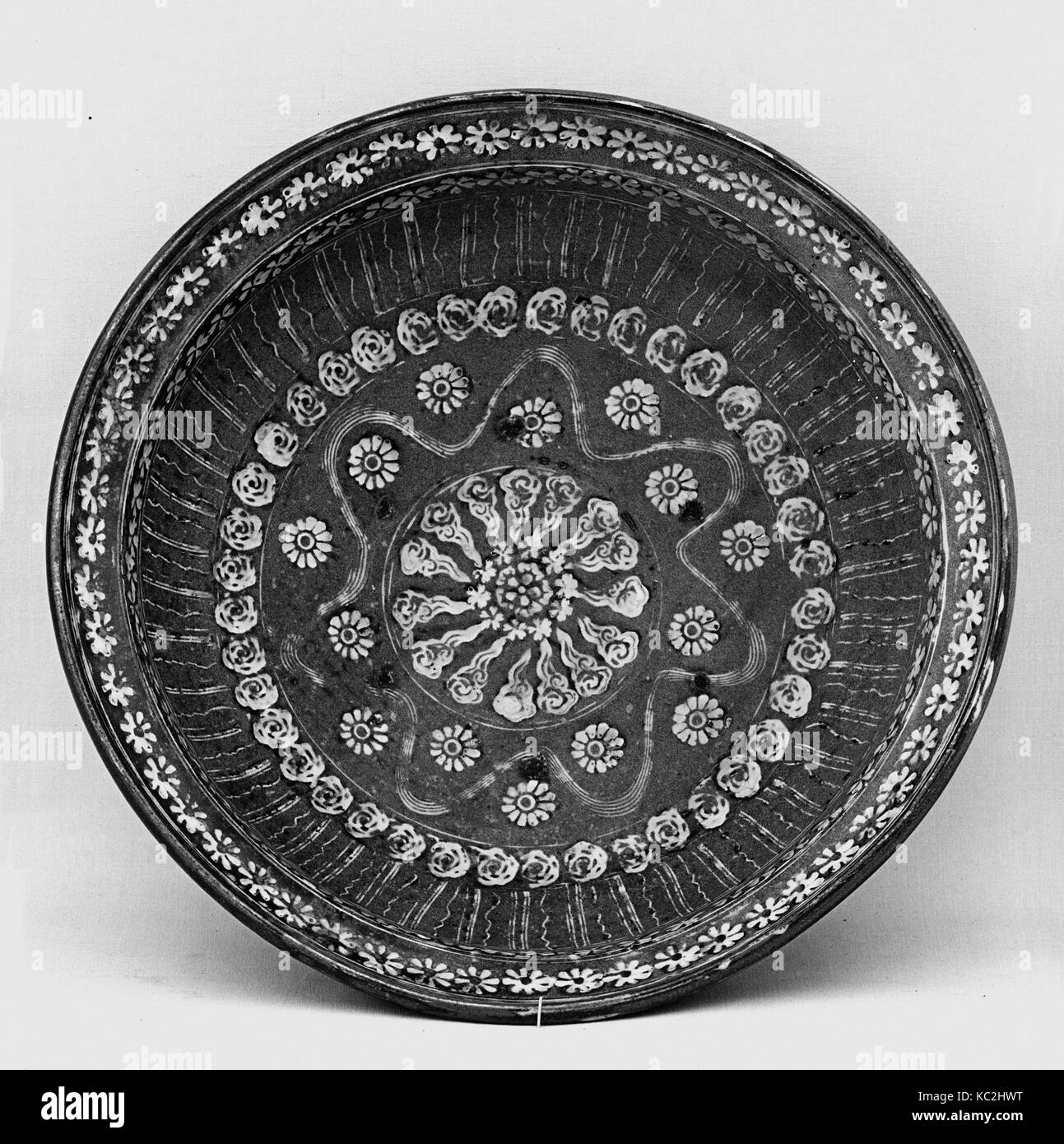 Ciotola, periodo Edo (1615-1868), XVIII secolo, Giappone, ceramiche con disegni intarsiati di pasta e ricoperta con smalto trasparente Foto Stock