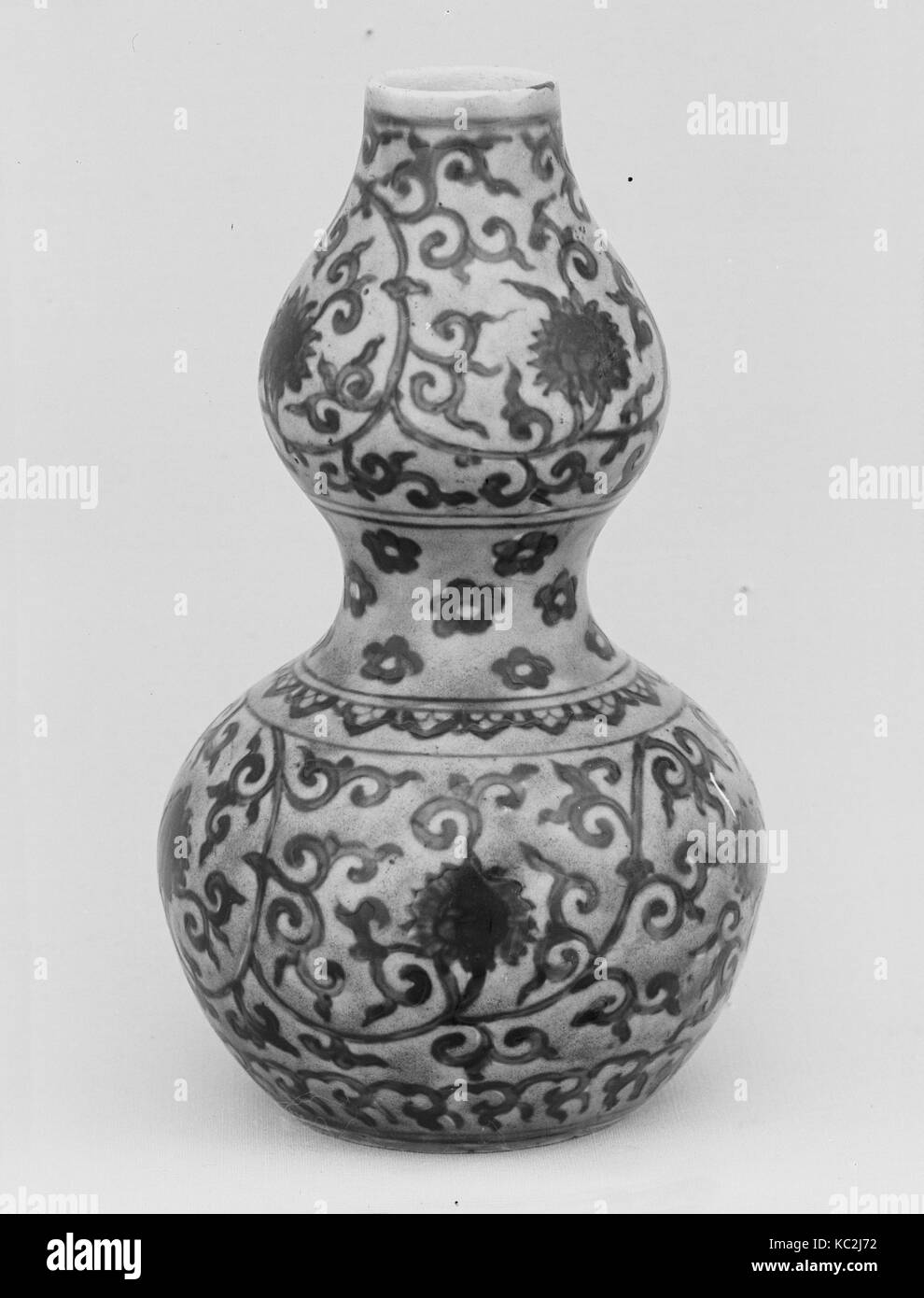 Gourd-Shaped bottiglia con Lotuses, dinastia Ming (1368-1644), Jiajing mark e il periodo (1522-66), metà del XVI secolo, Cina Foto Stock