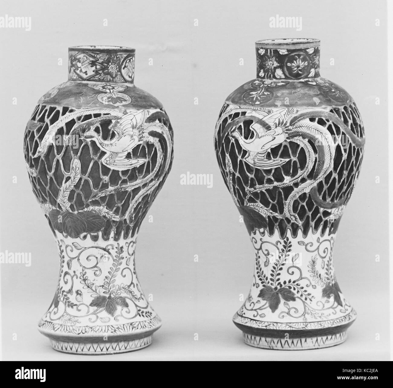 Vaso, periodo Edo (1615-1868), 1664-1700, Giappone, porcellana con design reticolato e ornamentazione in colori e oro (Arita Foto Stock