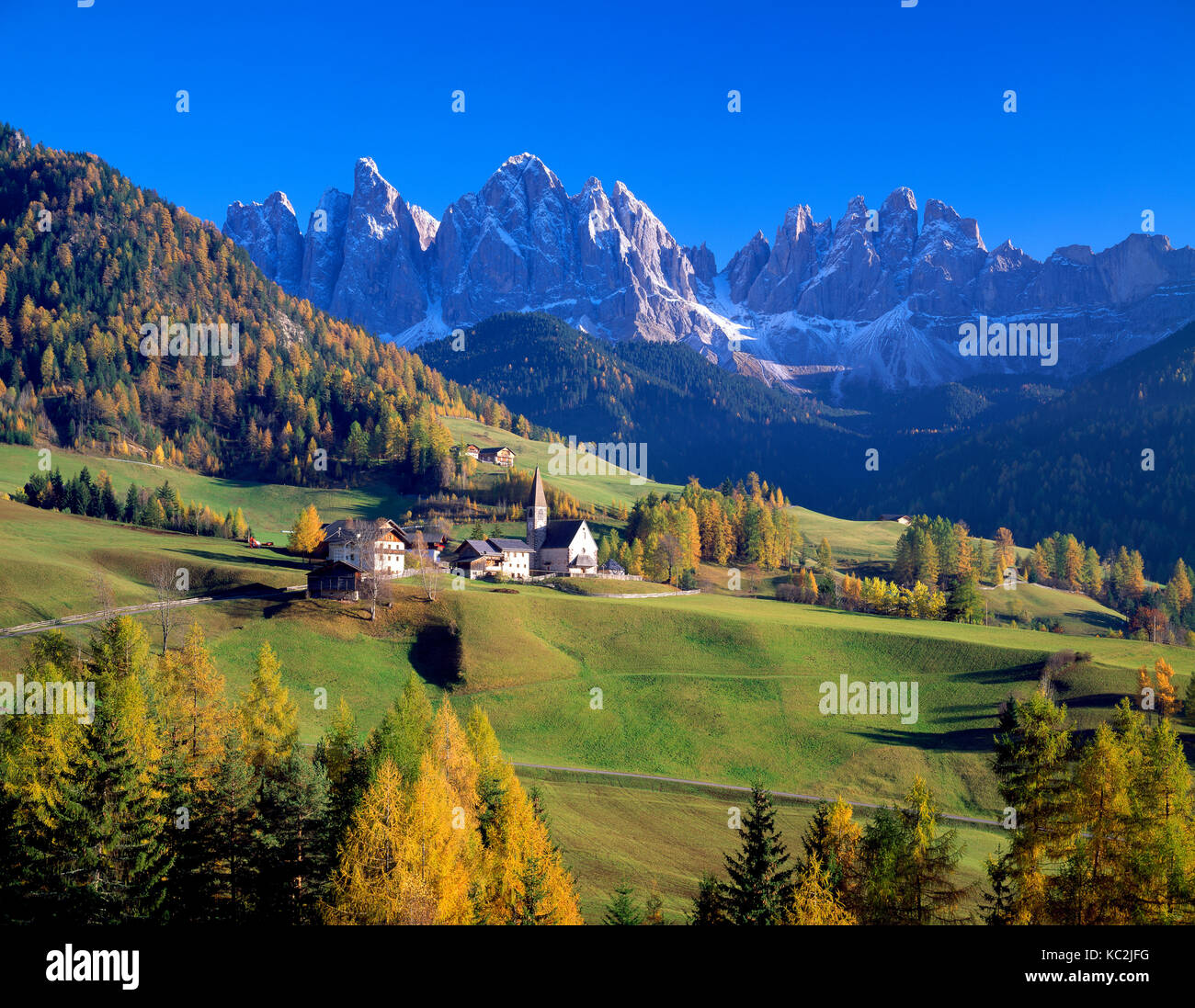 Santa Maddalena e il gruppo Geisler nelle Dolomiti, Alpi italiane, alto Adige, Trentino, Italia Foto Stock