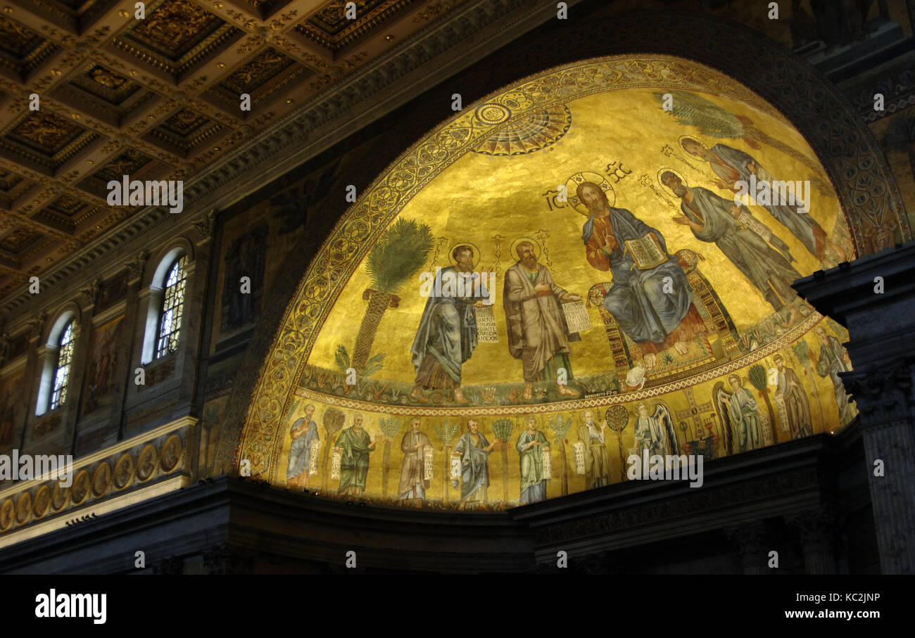 L'Italia. Roma. Basilica di San Paolo fuori le mura. Mosaico absidale (1200) da artisti veneziani. Cristo in fiancheggiata dagli apostoli Pietro e Paolo, Andrew e Luca. Foto Stock