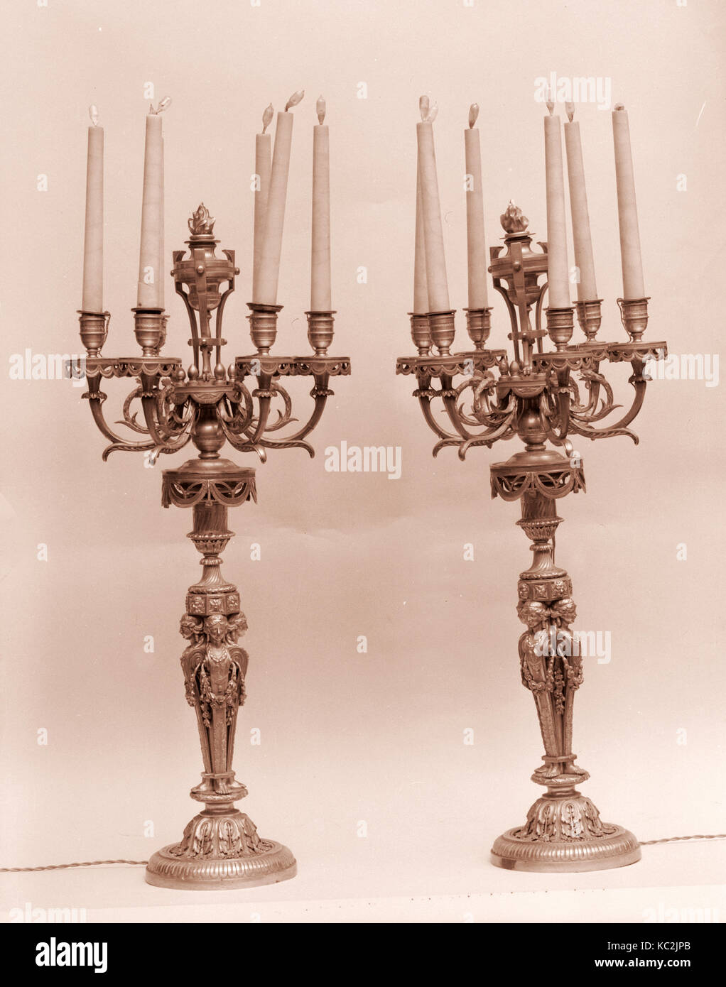 Candelabro, 1810-20, realizzato in Francia, in bronzo dorato, H. 27 a. (68,6 cm), metallo Foto Stock