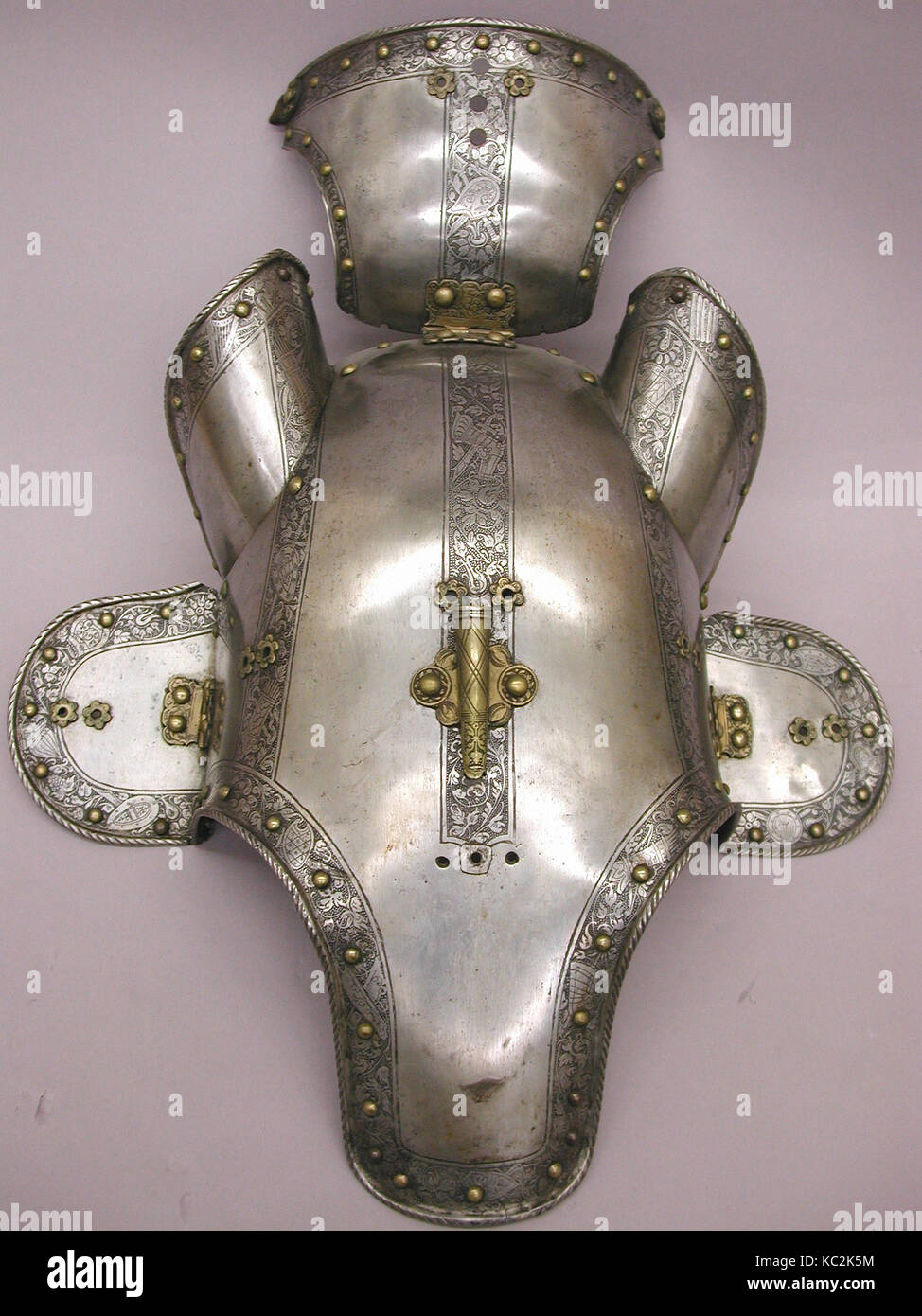 Shaffron (testa di cavallo per la difesa), ca. 1545, tedesco, acciaio, ottone, pelle, H. 16 3/8 in. (41,6 cm); W. 11 1/4 in. (28,6 cm); D. 9 Foto Stock
