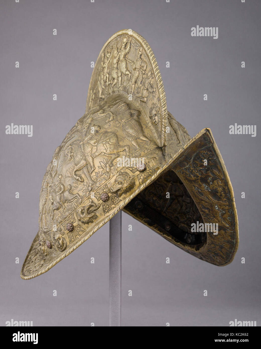 Morion, risalente alla fine del XVI secolo, fiammingo, lega di rame, cuoio, H. 10 7/8 in. (27,6 cm); W. 9 5/16 in. (23,7 cm); D. 15 1/4 in. (38,7 Foto Stock