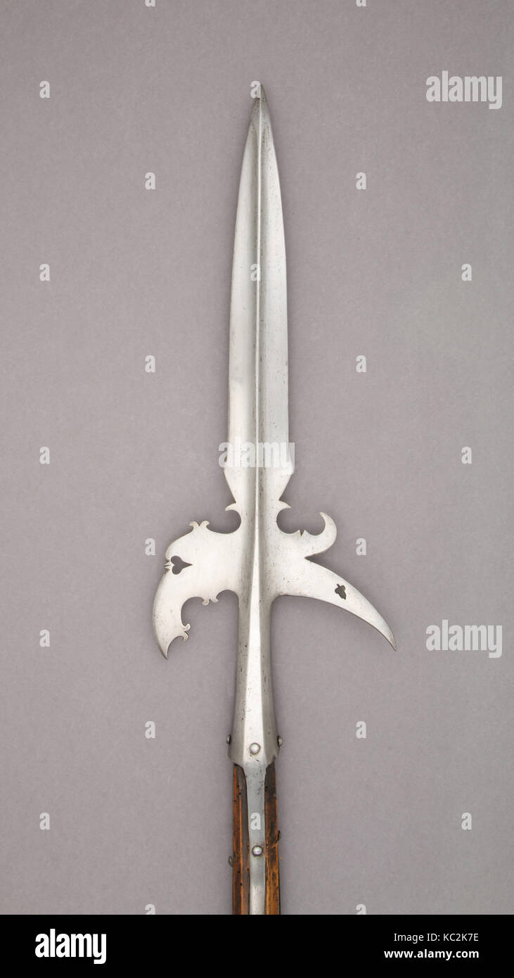 Alabarda, ca. 1620, fiammingo, acciaio, legno, L. 83 1/4 in. (211,5 g); L. di testa 19 11/16 in. (50 cm); W. 7 1/4 in. (18,5 cm); Wt. 4 Foto Stock