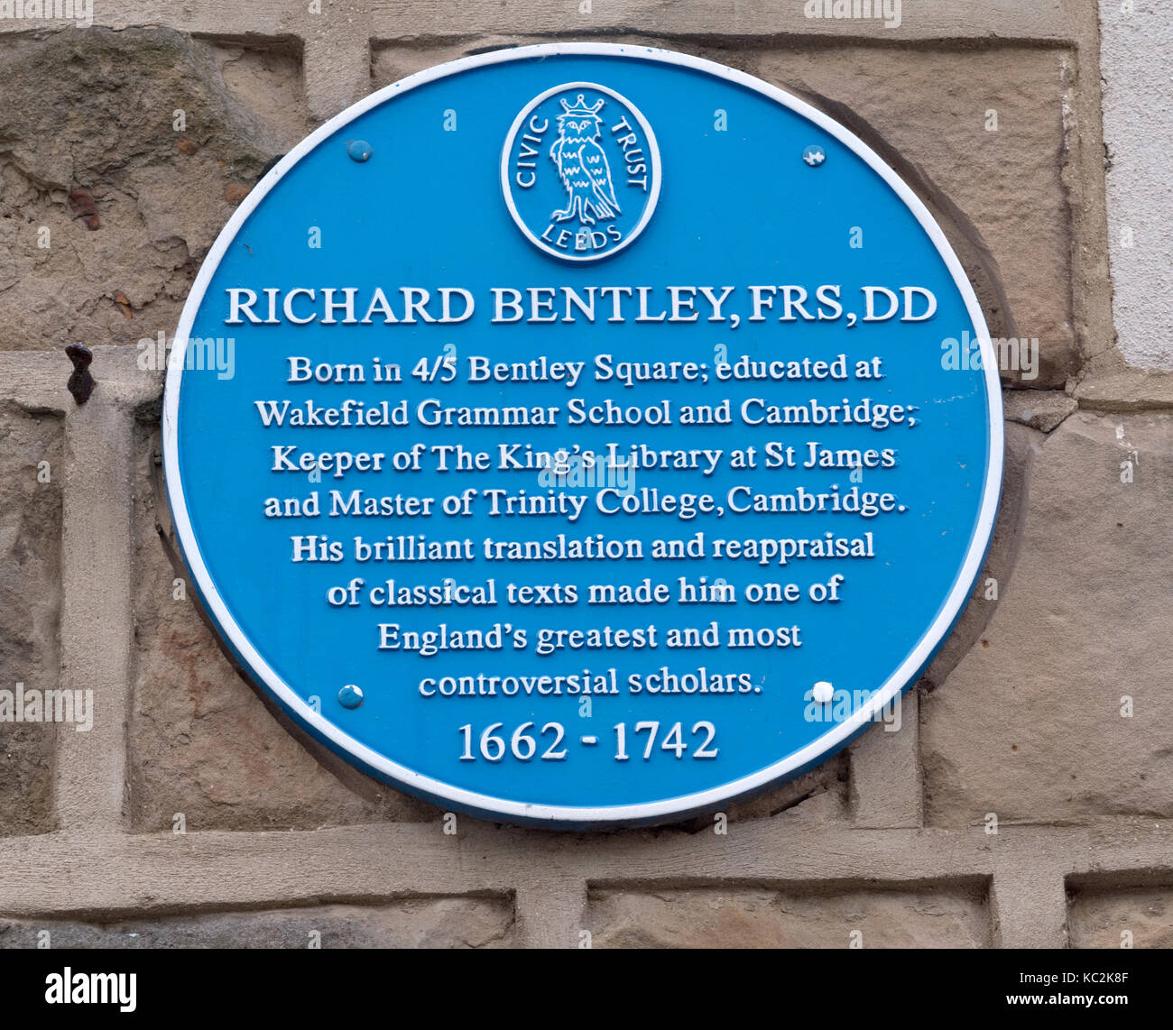 Blu Commemorative Plaque per Richard Bentley Bentley al quadrato, Calverley Road, Oulton, Leeds, Yorkshire, Inghilterra, Regno Unito. Foto Stock Blu Commemorative Plaque per Richard Bentley Bentley al quadrato, Calverley Road, Oulton, Leeds, Yorkshire, Inghilterra, Regno Unito. Foto Stock