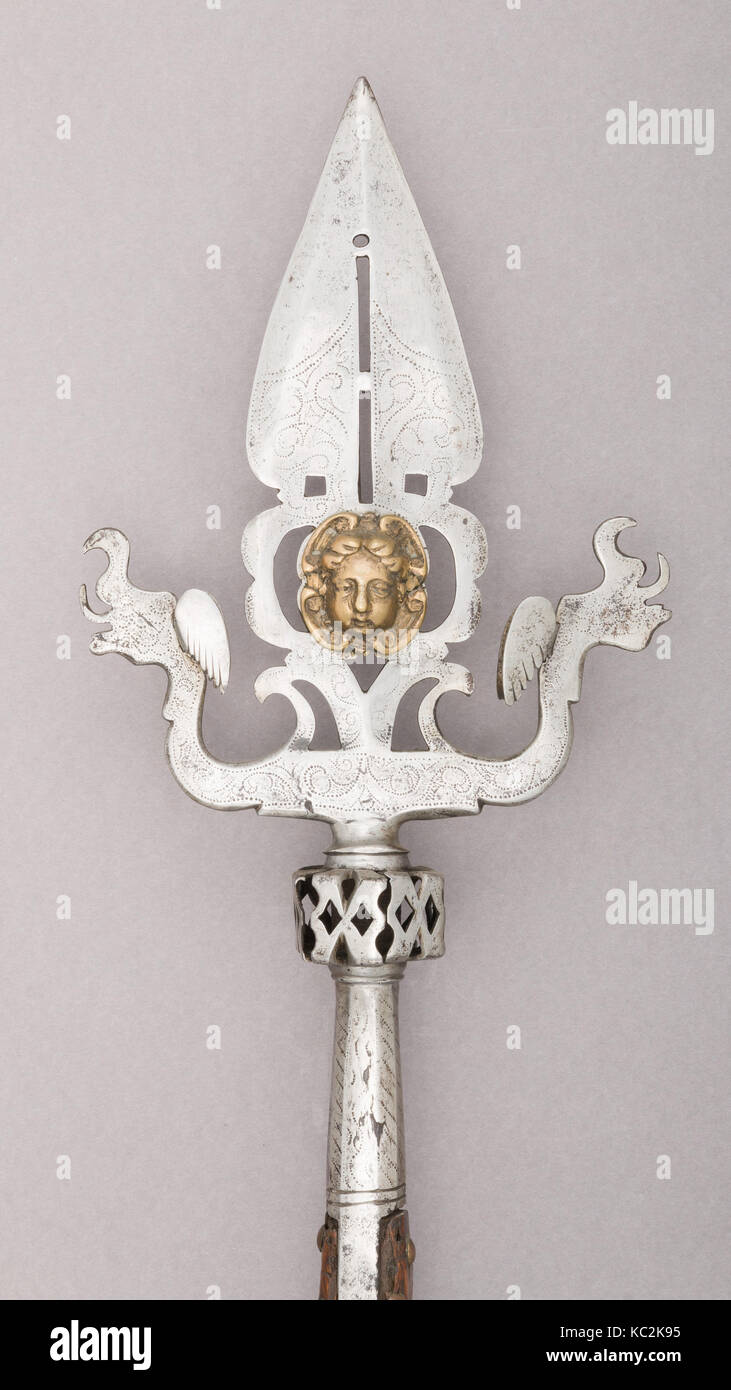 Linstock, secolo XVII, Italiano, acciaio, bronzo, ottone, legno (ceneri), L. 85 1/2 in. (217,2 cm); L. di testa 12 3/4 in. (32,4 cm); W Foto Stock