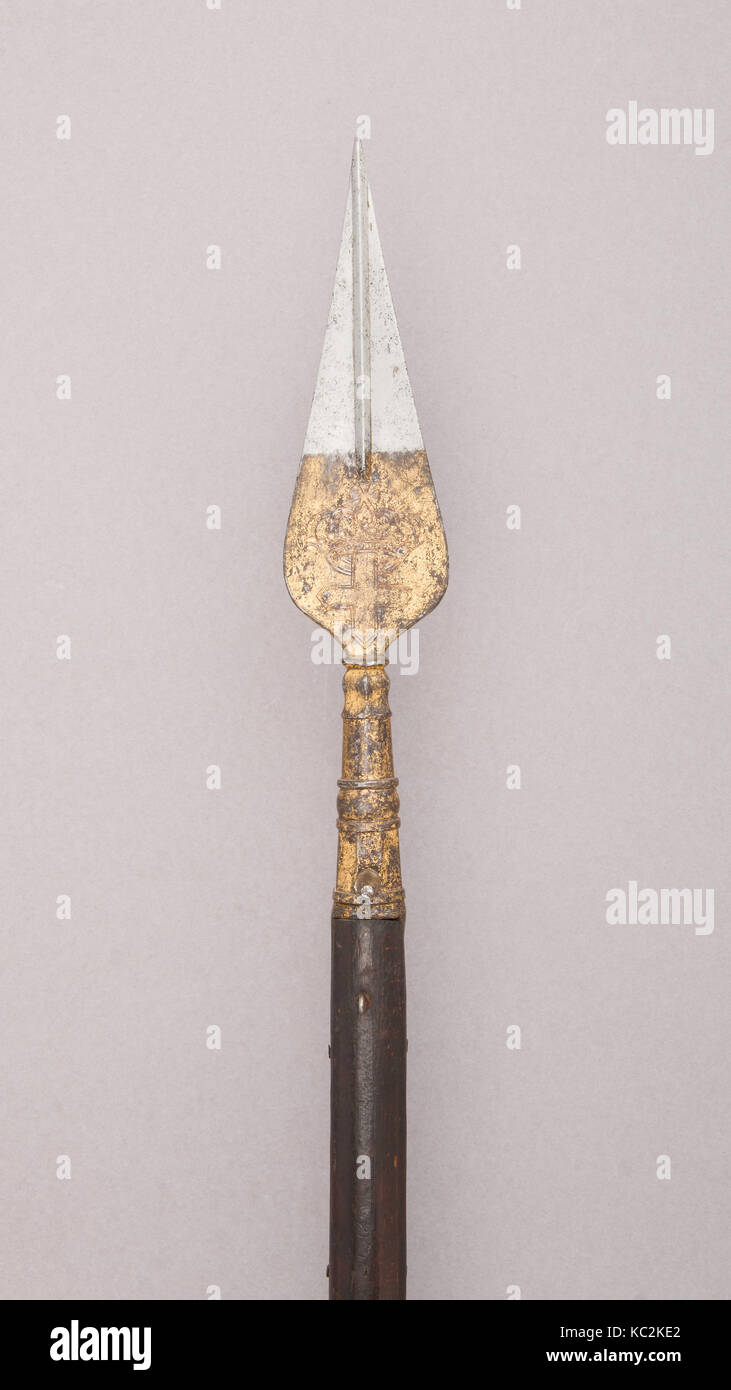 Spontoon, ca. 1630, Italiano, Savoy, acciaio, legno (ciliegio), ferro, oro, L. 88 3/4 in. (225.5 cm); L. di testa 10 1/8 in. (25,7 cm Foto Stock