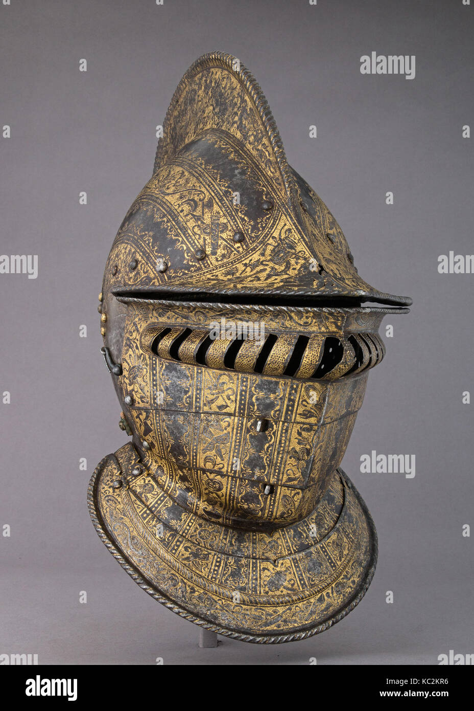 Burgonet con buffe, ca. 1555-60, italiano, acciaio, oro, pelle, tessuto, H. 13 3/4 in. (34,9 cm); H. del pettine 3. (7,6 cm); W Foto Stock