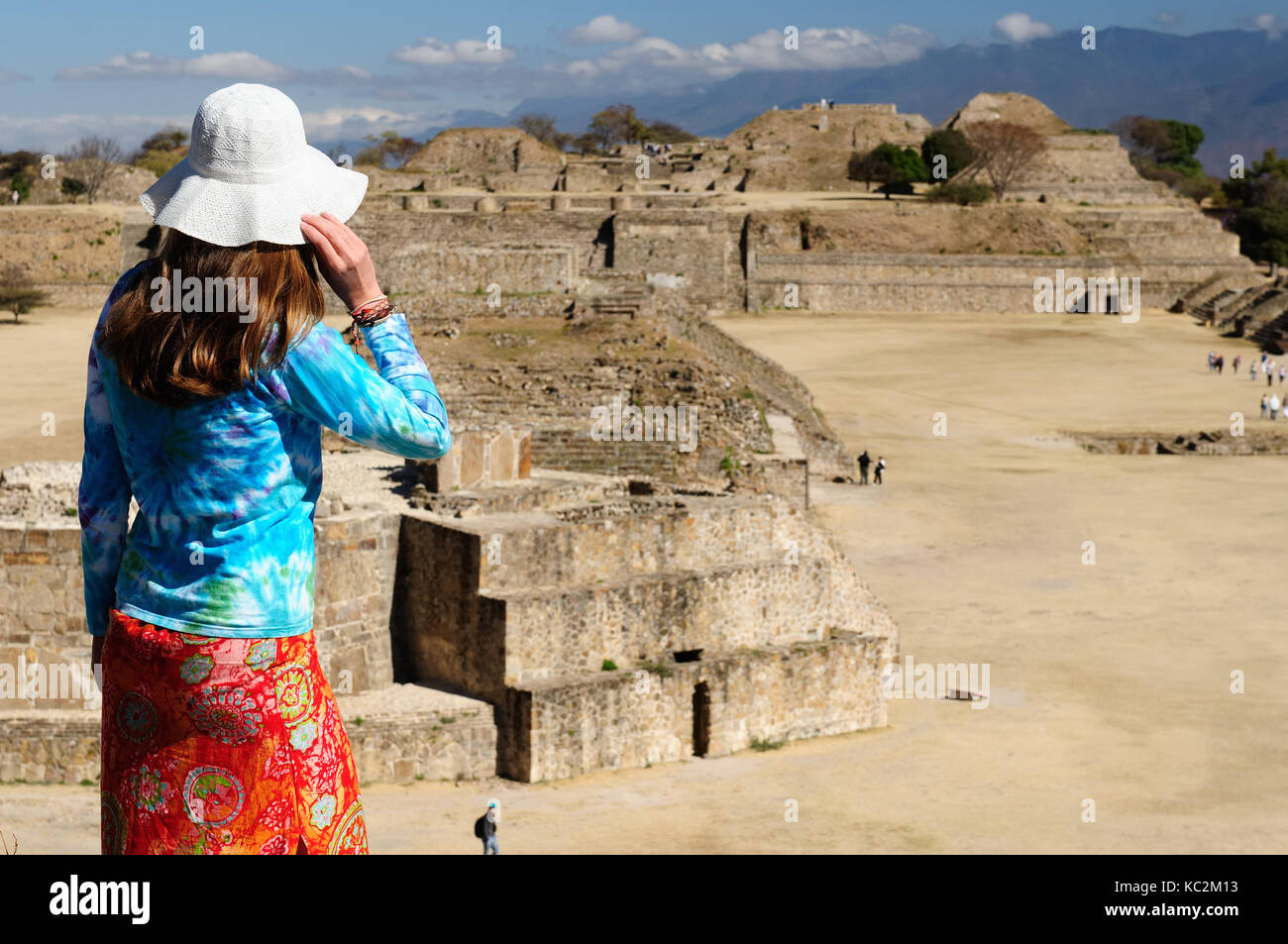 Turisti che viaggiano in tutto il Messico visitare le rovine della città antica di monte alban vicino alla città di Oaxaca, Messico Foto Stock