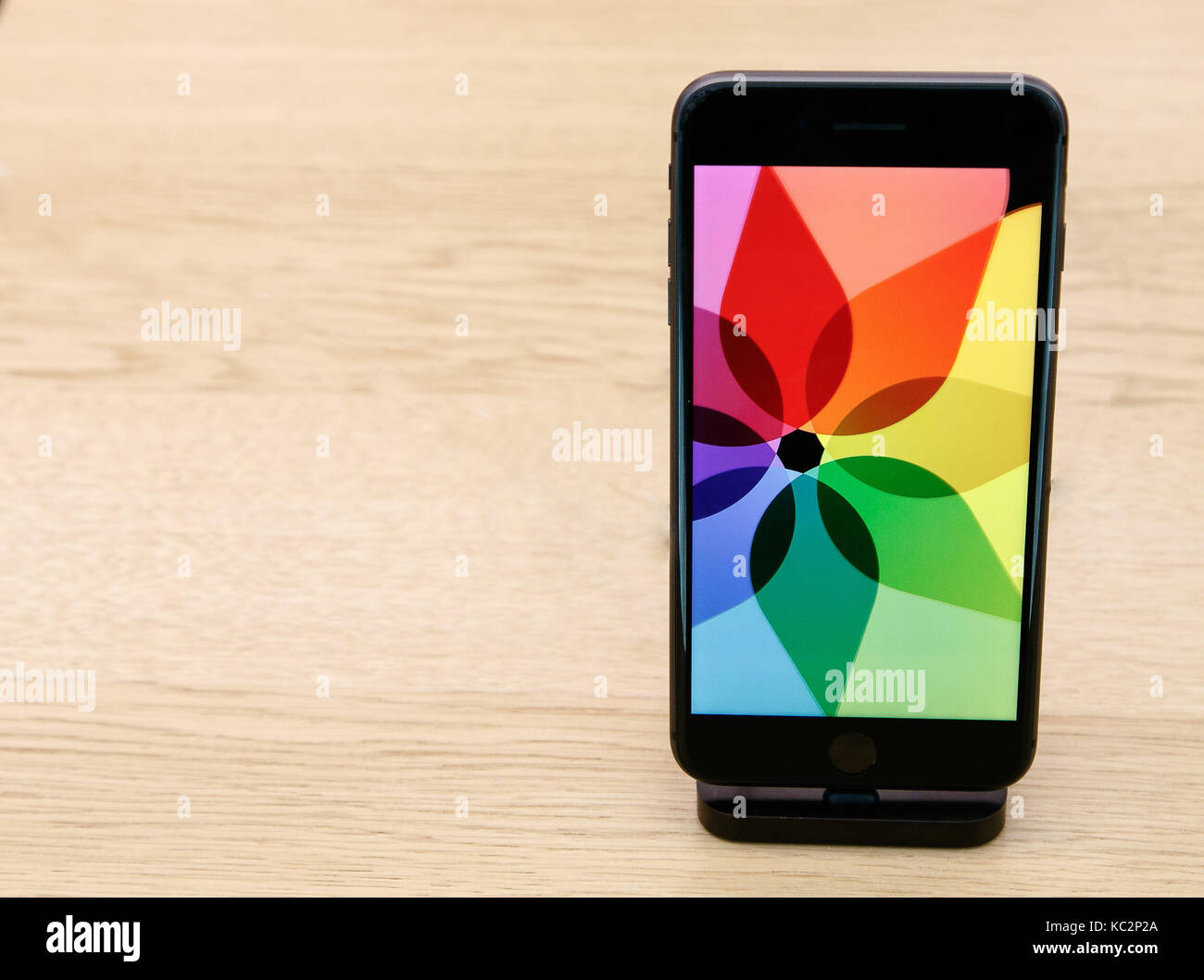 IPhone 8 si erge sul display in un Apple Store a Manhattan. Foto Stock