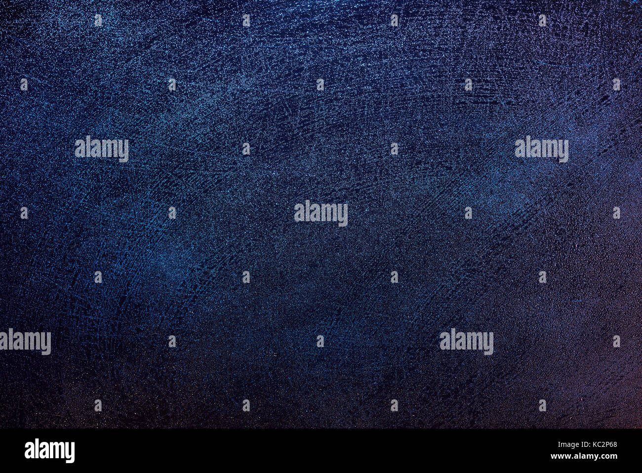 Congelate di vetro di finestra di sfondo. linee astratte sulla finestra di inverno Foto Stock