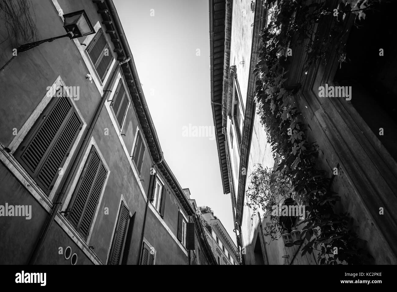 Basso angolo vista di vecchi edifici nel centro storico di Roma a s Foto Stock