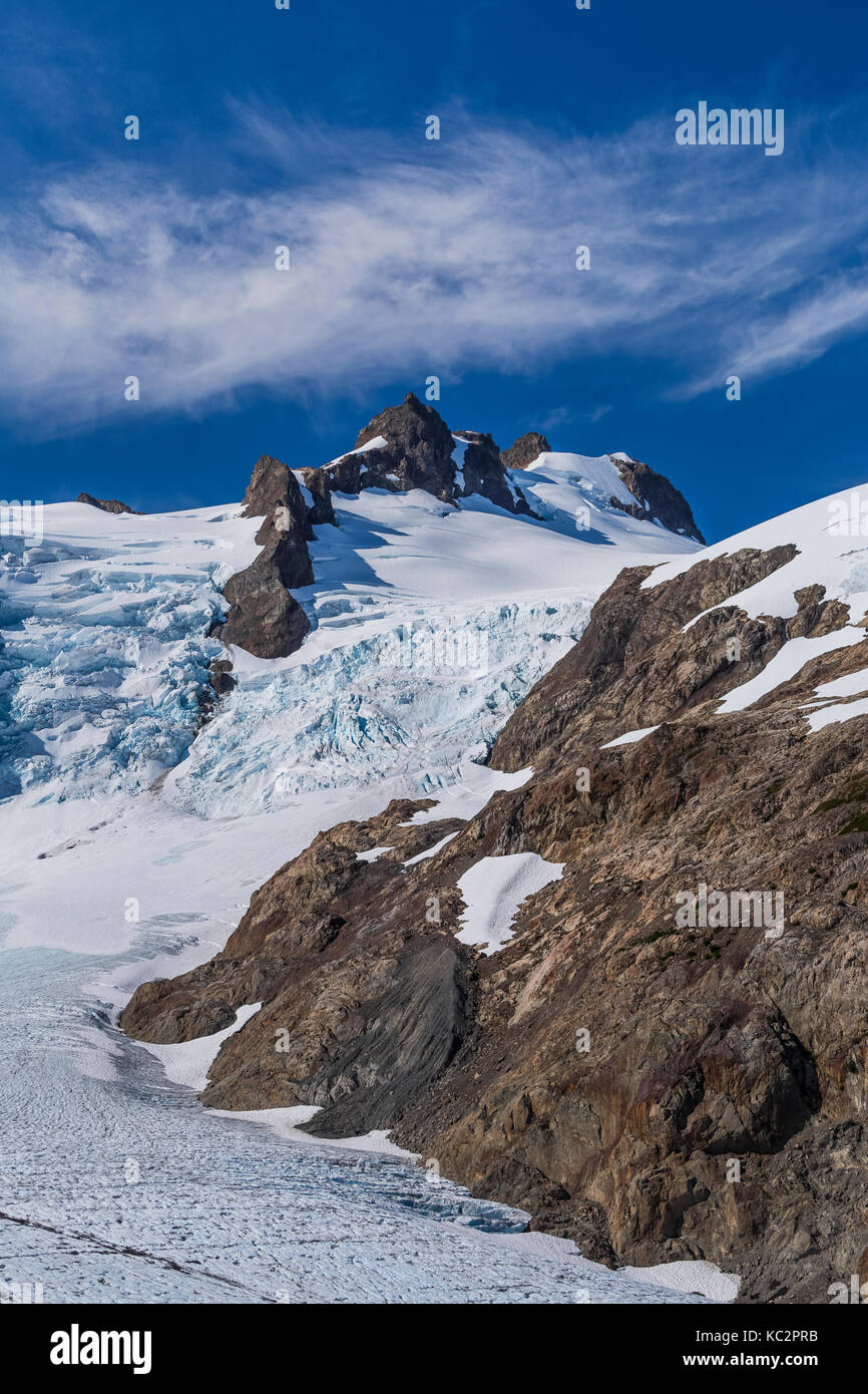 Blu e sul ghiacciaio della Cima Ovest e cascate di ghiaccio del monte Olimpo in impostazione drammatica alla fine dell'Hoh River Trail nel Parco Nazionale di Olympic, lavare Foto Stock