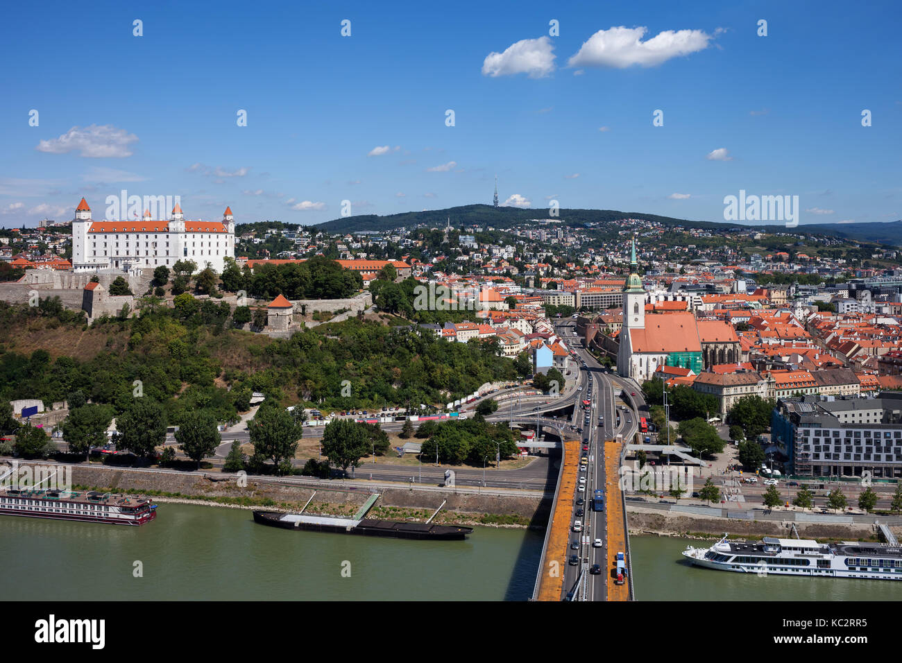 La Slovacchia, Bratislava, città capitale cityscape con il castello di Bratislava e il centro storico, vista drone. Foto Stock