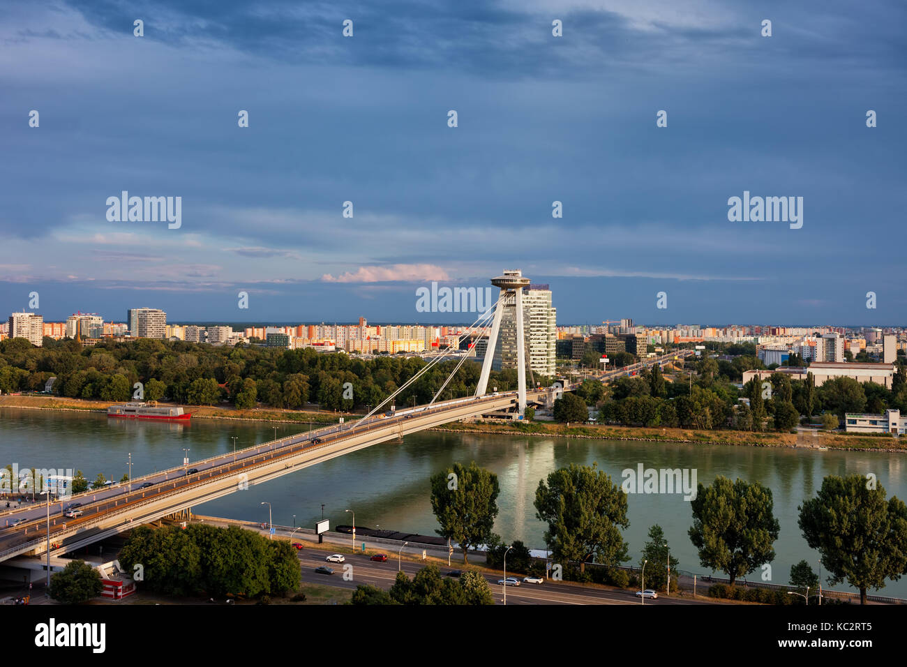 Capitale bratislava skyline della città con la maggior parte dei SNP - nuovo ponte sul fiume Danubio, Slovacchia Foto Stock