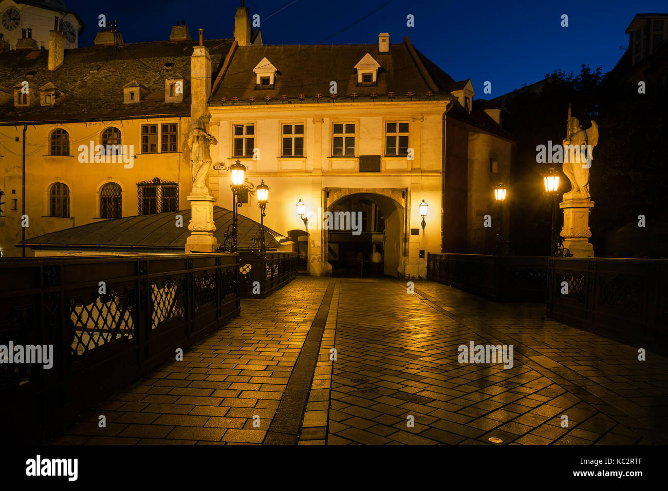 Ingresso a Bratislava città vecchia di notte da michalska street, Slovacchia, centro storico della città. Foto Stock