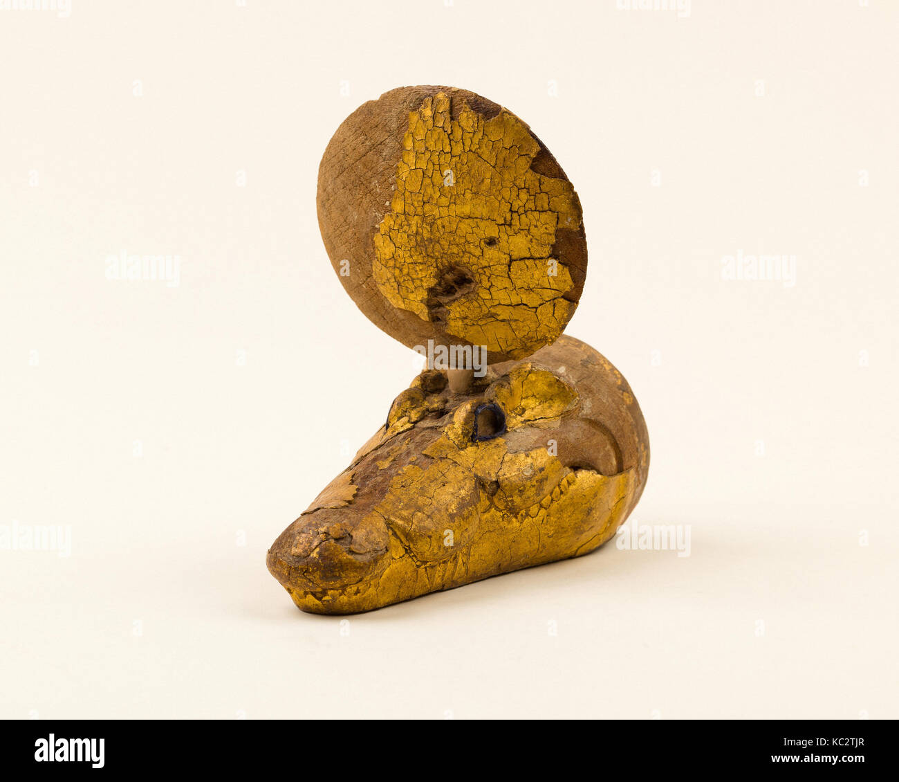 Maschera per una mummia di coccodrillo, periodo tardo-periodo tolemaico, 664-30 A.C., dall'Egitto, Fayum, legno, foglia oro, H. 13,3 cm (5 1/4 in Foto Stock
