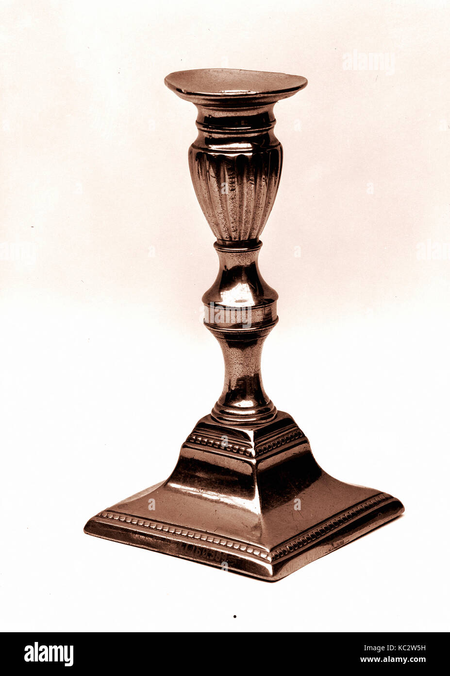 Candelabro, 1770-1800, ottone, H. 6 1/2 in. (16,5 cm), metallo Foto Stock