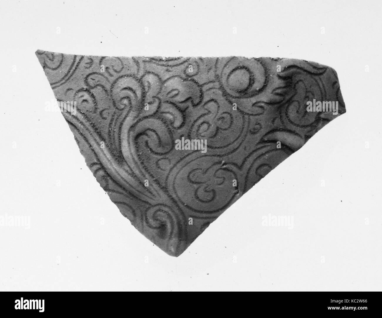 Sherd, Song Dynasty (960-1279), in Cina, in gres (Yue ware), 2 3/4 x 2 1/2 in. (7 x 6,4 cm), Ceramica Foto Stock