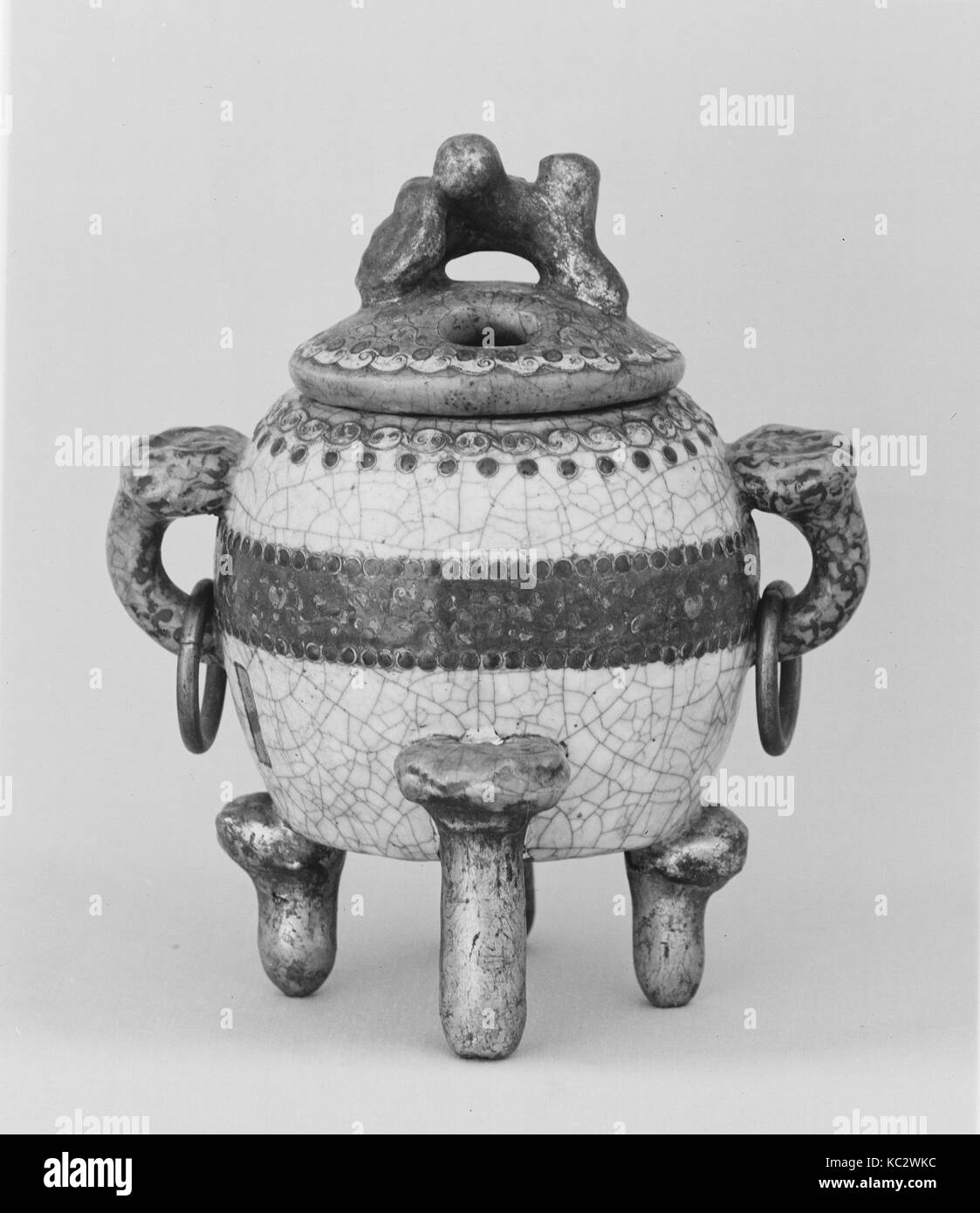 Bruciatore di incenso, periodo Edo (1615-1868), XVIII secolo, Giappone, ceramica coperta con smalto crackled, arricchito con cloisonné Foto Stock