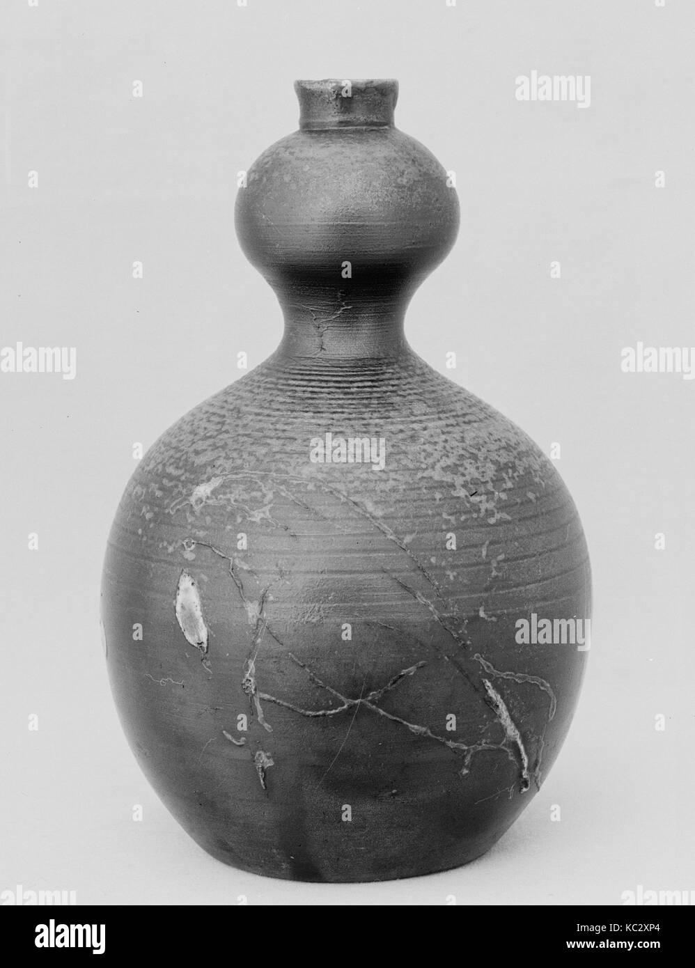 Bottiglia, secolo XIX, Giappone, argilla ricoperta con un sottile velo di smalto di sale e una pezzata overglaze (Bizen ware, Imbe stile), H. 6. (15 Foto Stock