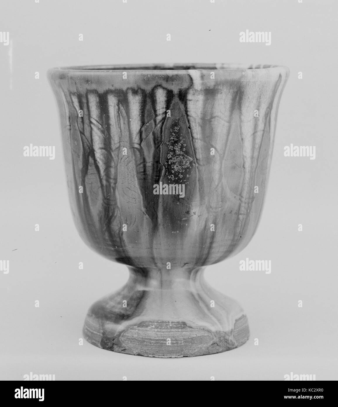 Cup su un piede, periodo Edo (1615-1868), 1825, Giappone, argilla coperto con un trasparente smalto crackled con striature (Mino ware Foto Stock