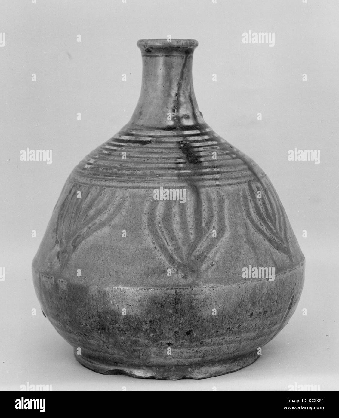 Bottiglia, periodo Edo (1615-1868), XVIII secolo, Giappone, argilla con smalto e incisi ornamento con anelli intorno al collo (Satsuma Foto Stock