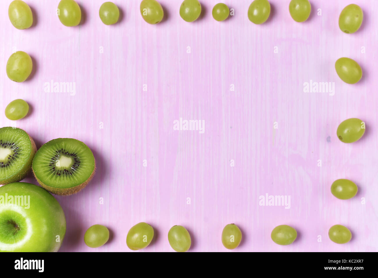 Composizione di kiwi e i mosti di uve Foto Stock