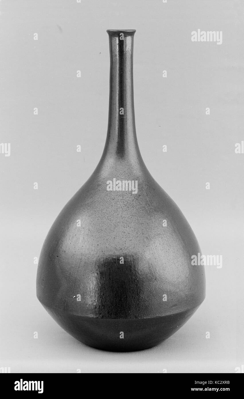 Bottiglia di vino, secolo XIX, Giappone, argilla con sale sottile di smalto (Bizen ware, Imbe stile), H. 7 1/2 in. (19,1 cm), Ceramica Foto Stock