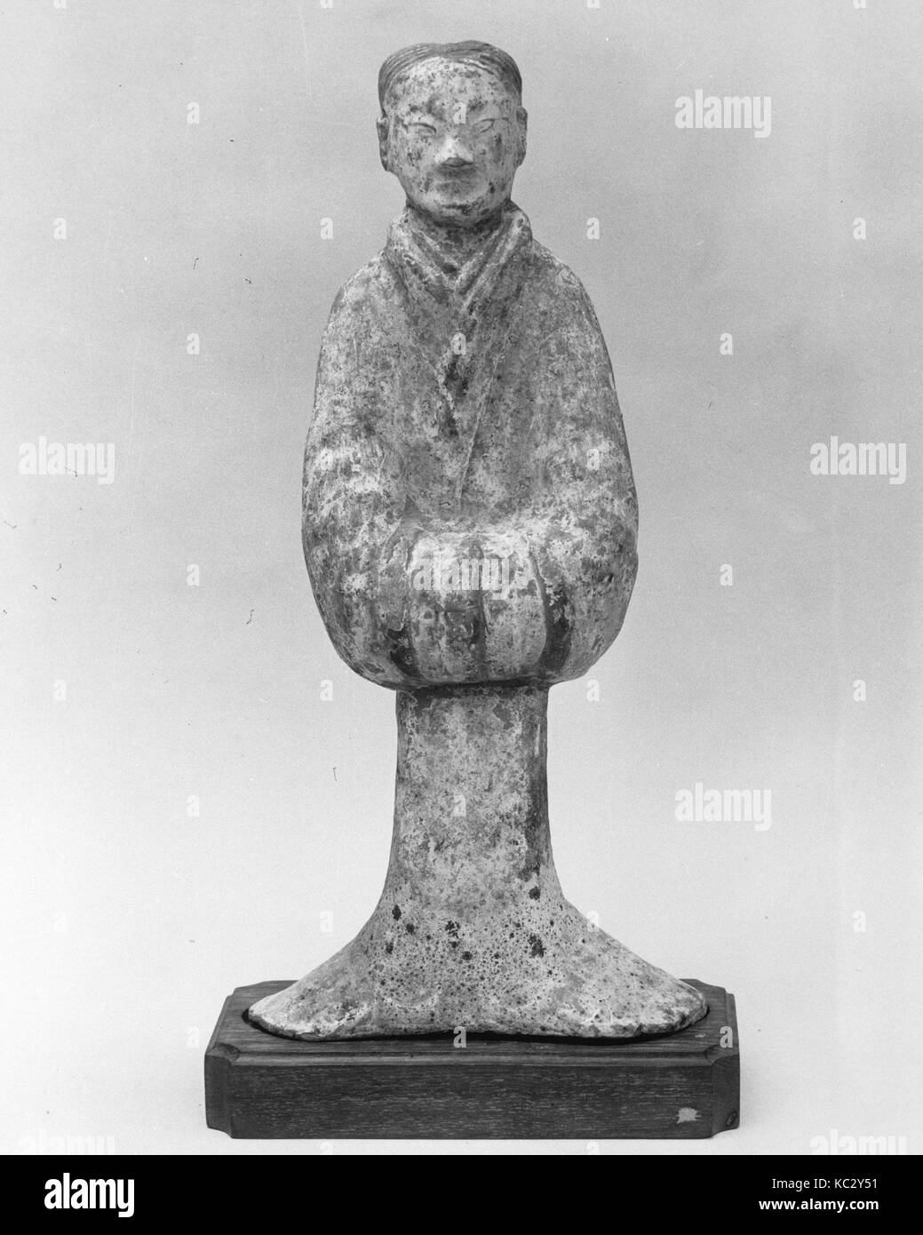La figura di una donna, Est della dinastia Han (25-220), Cina, ceramiche, H. 13 9/16 in. (34,4 cm); W. 6 3/8 in. (16,2 cm); D. 2 1/2 in Foto Stock