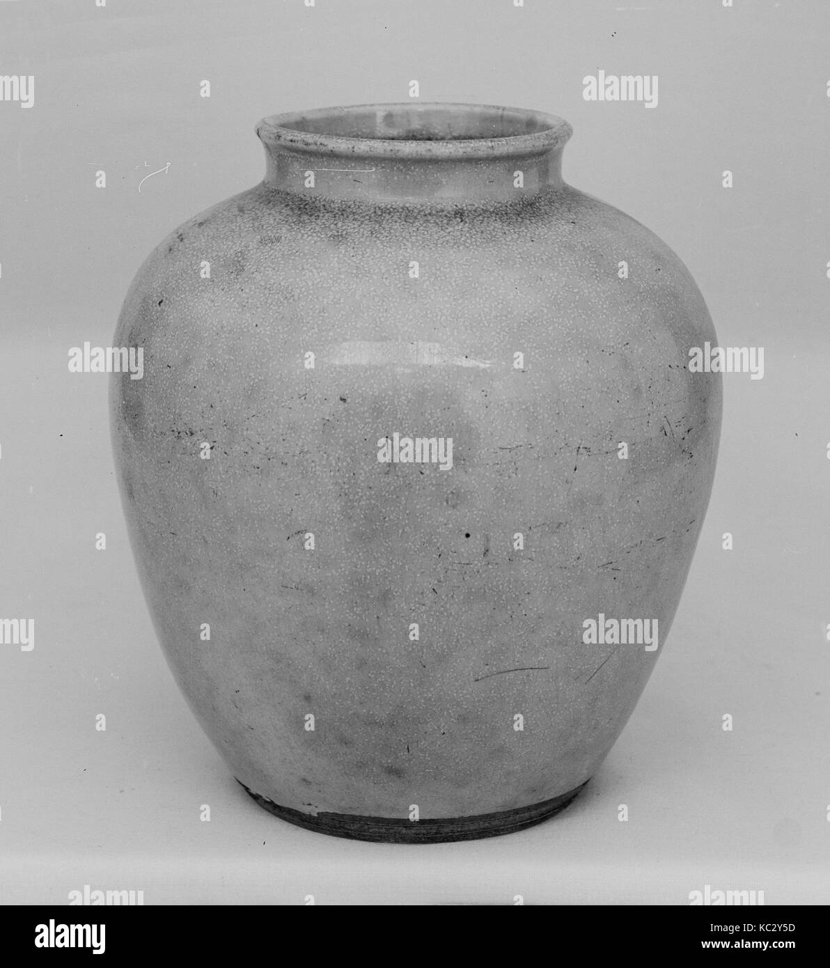 Jar, secolo XIX, Giappone, argilla coperto con una luce smalto screziato (Awata ware), H. 5 3/4 in. (14,6 cm), Ceramica Foto Stock