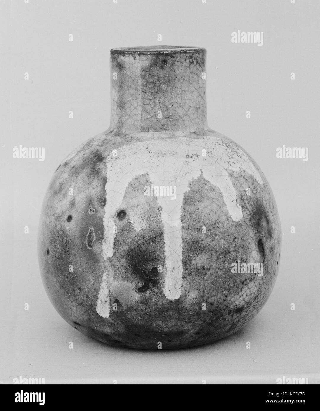 Vaso, secolo XIX, Giappone, argilla coperto con sottili di slittamento e smalto trasparente; schizzi di overglaze (Awata ware), H. 6 1/2 in Foto Stock