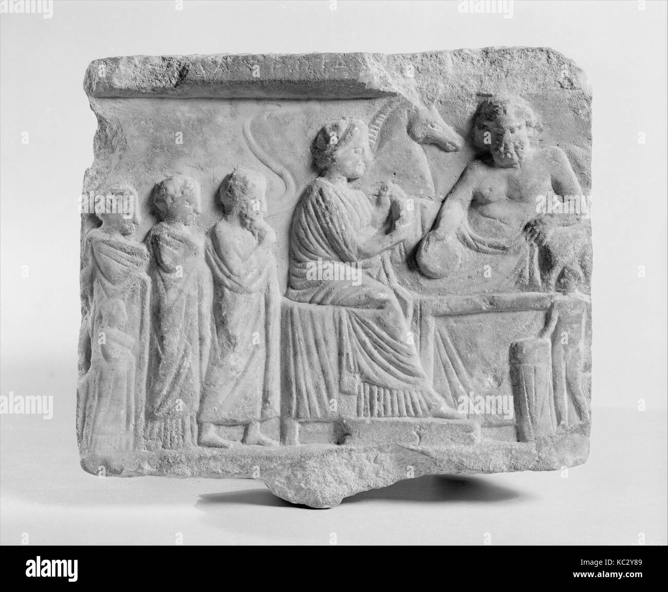 Marmo rilievo votivo dedicato a un eroe, fine del IV secolo A.C. Foto Stock