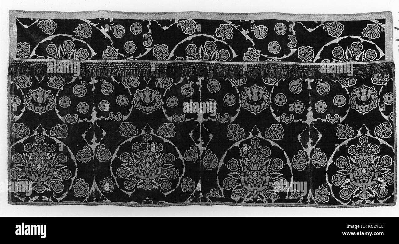 Paliotto, ca. 1500, spagnolo, seta e filo di metallo, complessivo: 39 1/2 x 80 1/2a. (100,3 204.5x cm), Textiles-Woven Foto Stock
