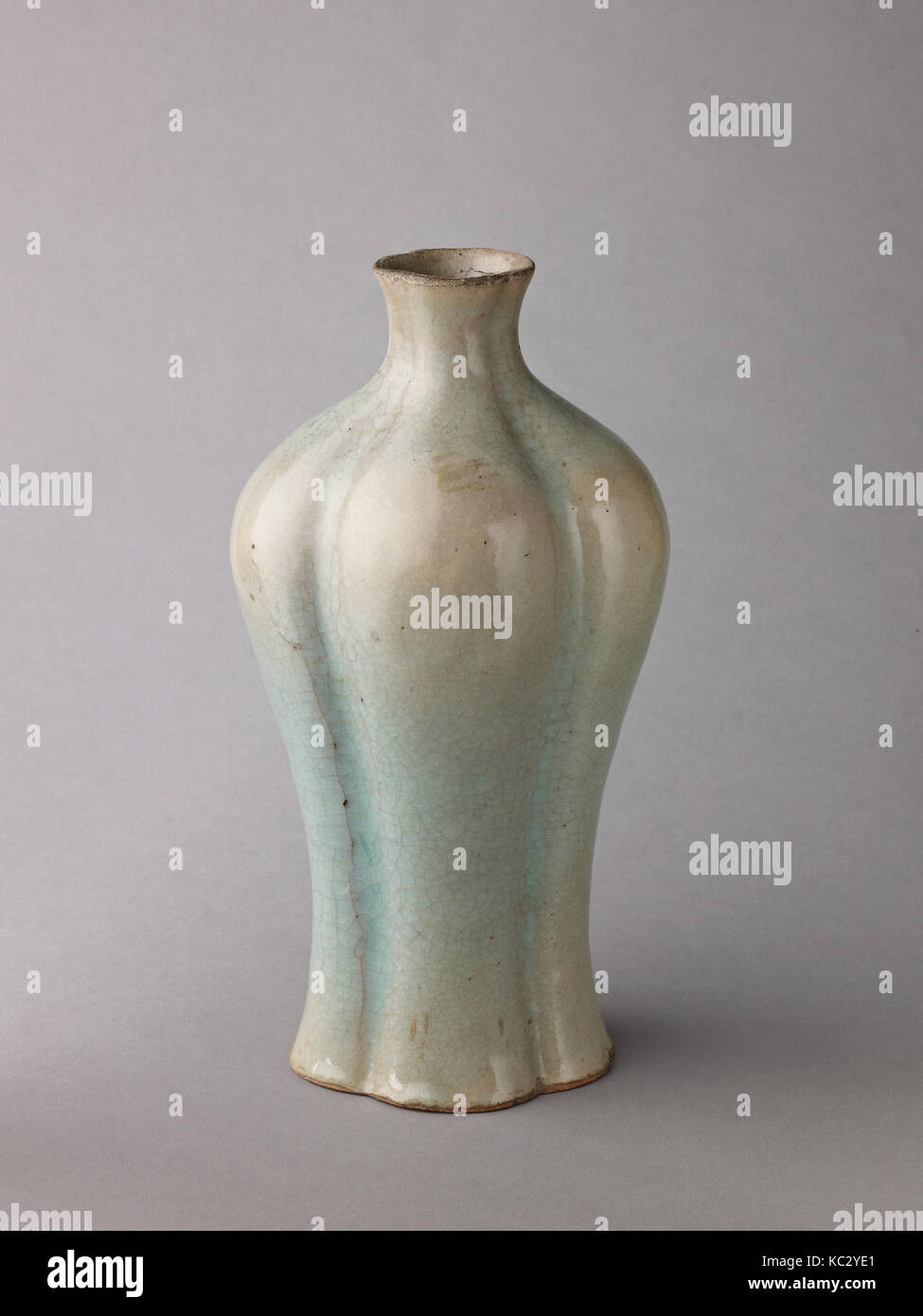 Quatrefoil vase, giu ware, cinese della dinastia Qing, eventualmente del XVIII secolo Foto Stock