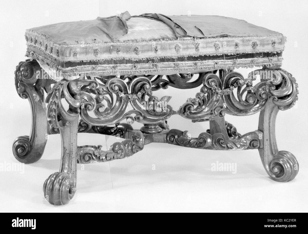 Sgabello (uno di una coppia), ca. 1690, British, Noce, velluto non originale al telaio, H. 16-1/4 x W. 27-3/4 x D. 18-1/4 in. (41,3 Foto Stock Sgabello (uno di una coppia), ca. 1690, British, Noce, velluto non originale al telaio, H. 16-1/4 x W. 27-3/4 x D. 18-1/4 in. (41,3 Foto Stock