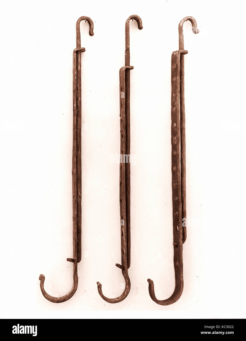 Trammel, XVIII secolo, ferro, H. 40 a. (101,6 cm), metallo, il trammel ammessi un cuoco per regolare la temperatura di cottura Foto Stock