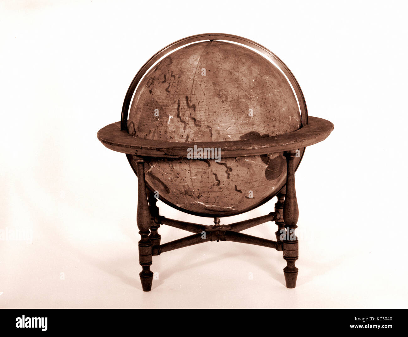 Globo celeste, 1821, realizzato in Albany, New York, Stati Uniti, americano, Legno, gesso, carta, ottone, H. 17 15/16 in. (45,6 cm Foto Stock