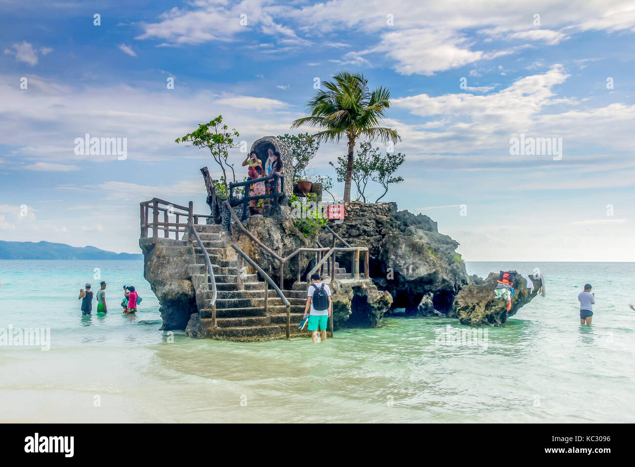 Il Boracay, Filippine - 16 SET 2015: willys rock, situato sulla famosa spiaggia bianca, è uno dei più riconoscibili punti di Boracay Island, Phil Foto Stock