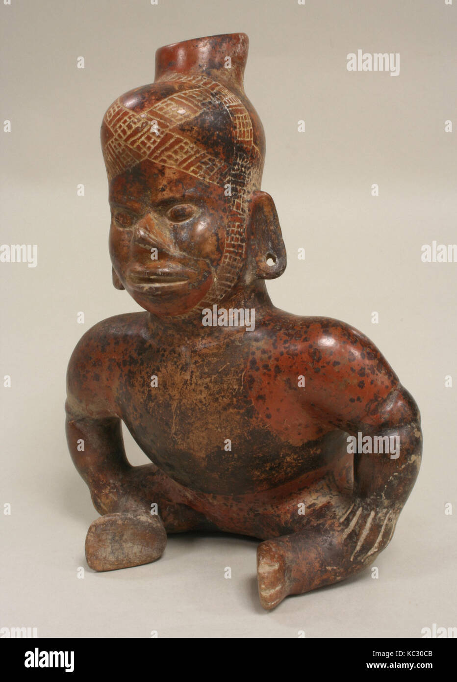 Gobbo figura recipiente, 2nd-III secolo, Messico, Mesoamerica, Colima, ceramica, pigmento, H. 12 1/4 x W. 9 1/4 x D. 7 3/8 in. (31 Foto Stock