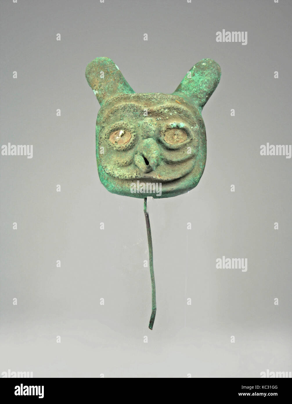Testa di gufo, 390-450, Perù, Moche (Loma Negra), rame dorato, altezza 3-3/16 in. (8 cm), Metal-Ornaments Foto Stock