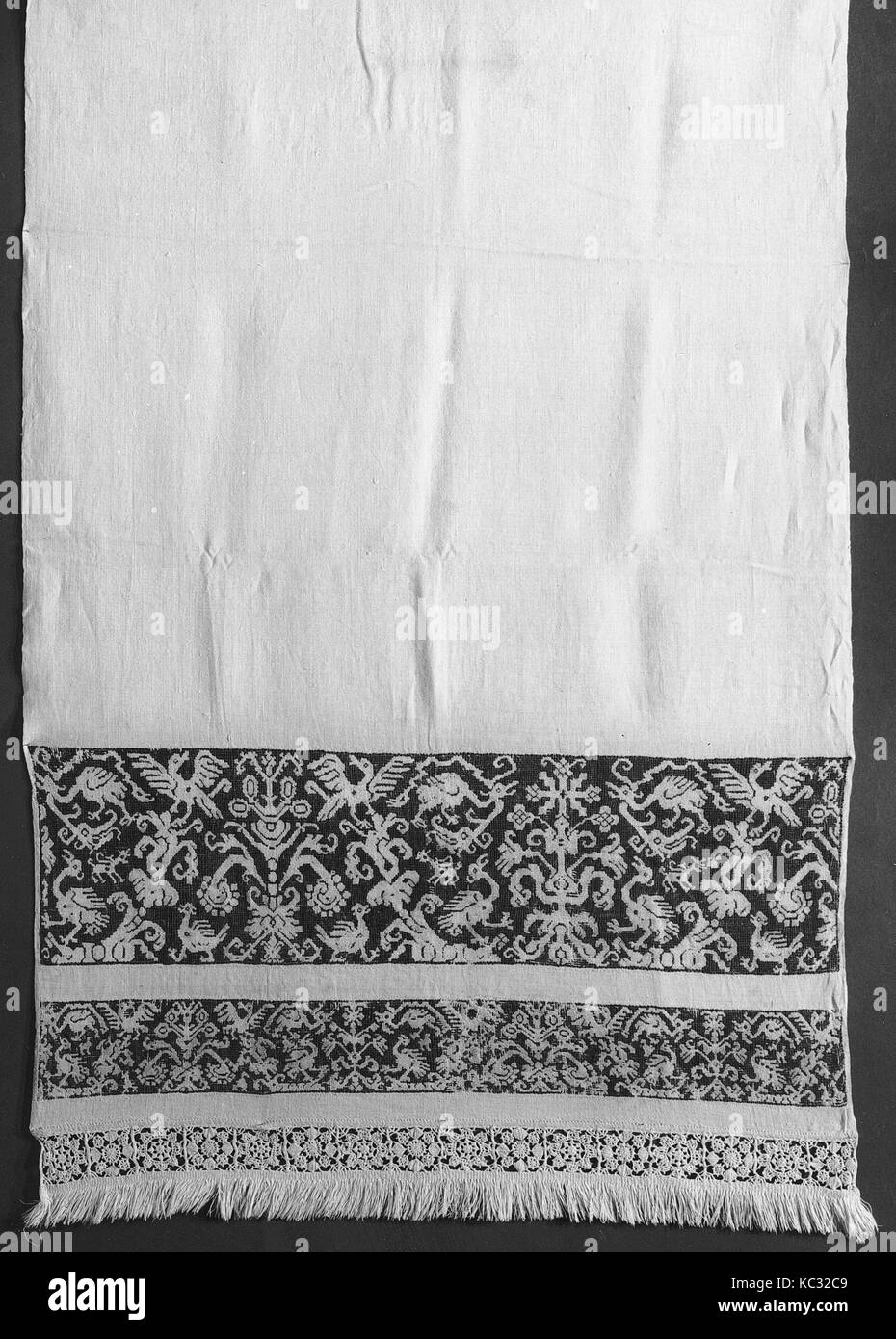 Altare panno, XVI secolo, Italiano, lino e seta drawnwork, L. 64 1/2 x W. 20 1/2 pollici, Textiles-Laces Foto Stock