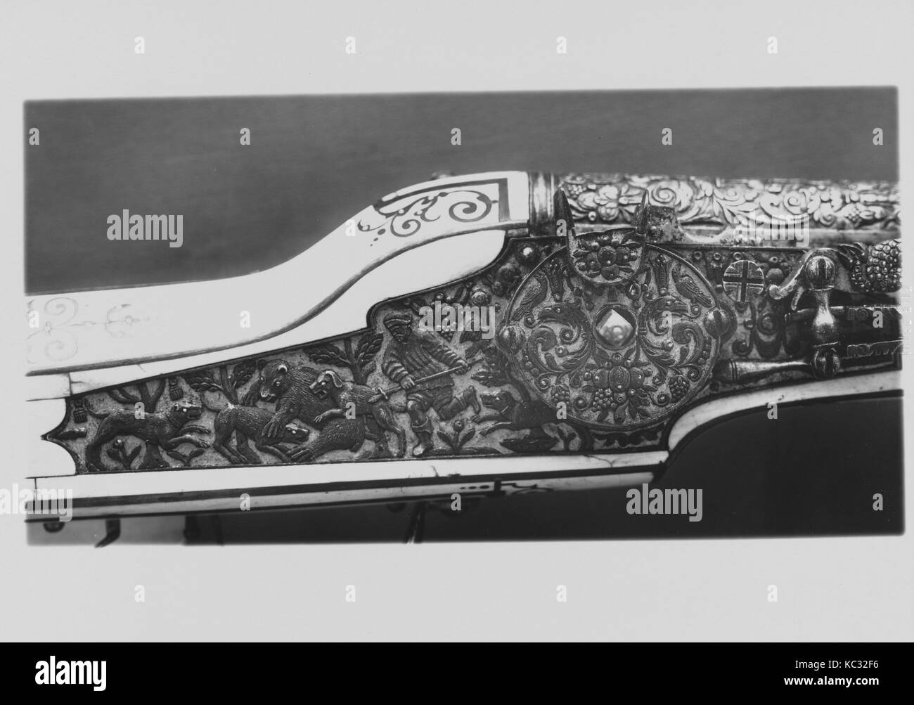 Fucile Wheellock, ca. 1610-30, Monaco di Baviera, Tedesco, Monaco di Baviera, acciaio, oro, legno (legno di ebano, fruitwood), avorio, avvisatore acustico, L. 42 3/8 in. (107.6 Foto Stock