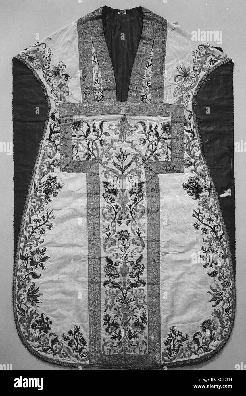 Casula, metà del XVIII secolo, Italiano, seta, avvolto in oro, collo a coulisse nel retro: H. 47 pollici (119,4 cm), Textiles-Embroidered Foto Stock