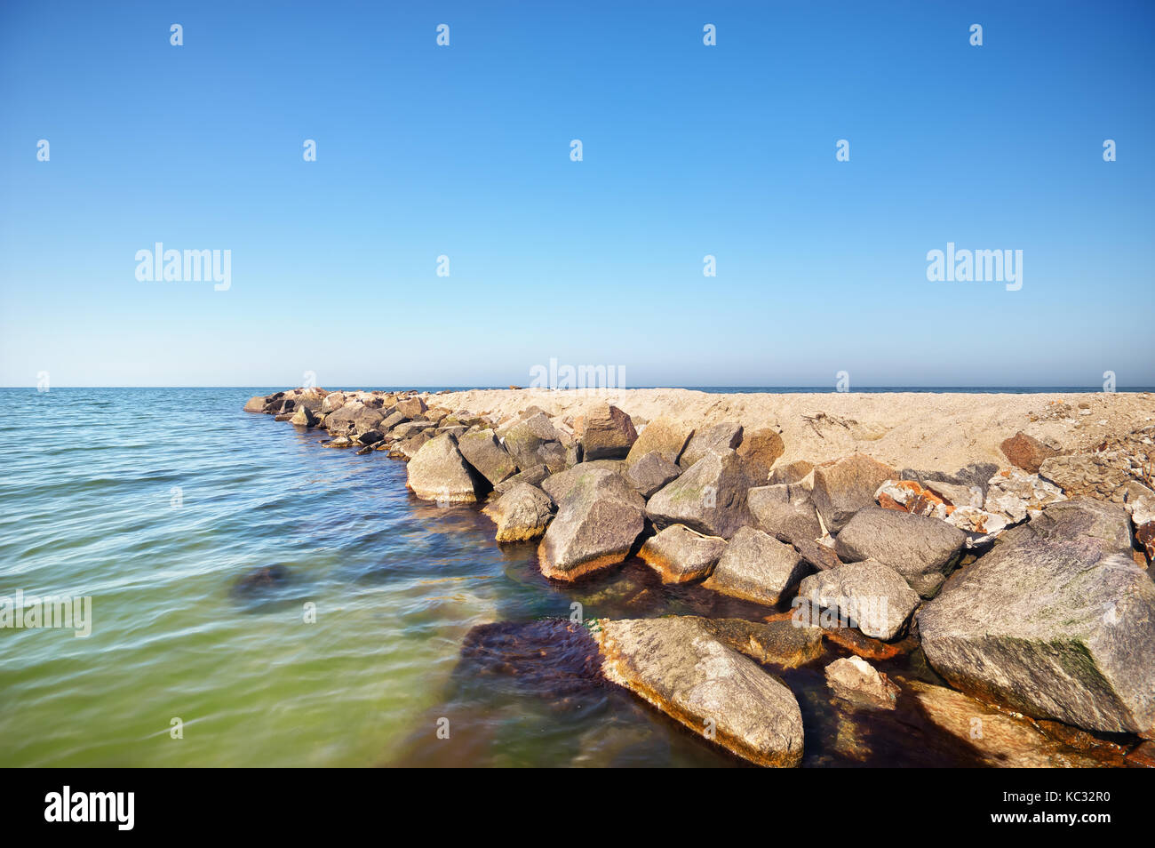 Bellissimo paesaggio marino. bellissimo litorale roccioso. pietre sulla costa. natura composizione Foto Stock