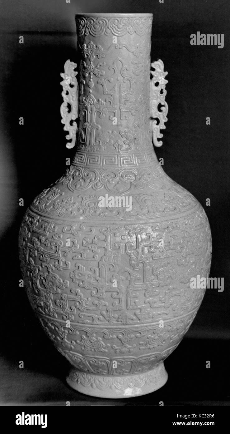 Vaso, dinastia Qing (1644-1911), nel Periodo Qianlong (1736-95), Cina, porcellana, H. 14 1/2 in. (36,8 cm), Ceramica Foto Stock