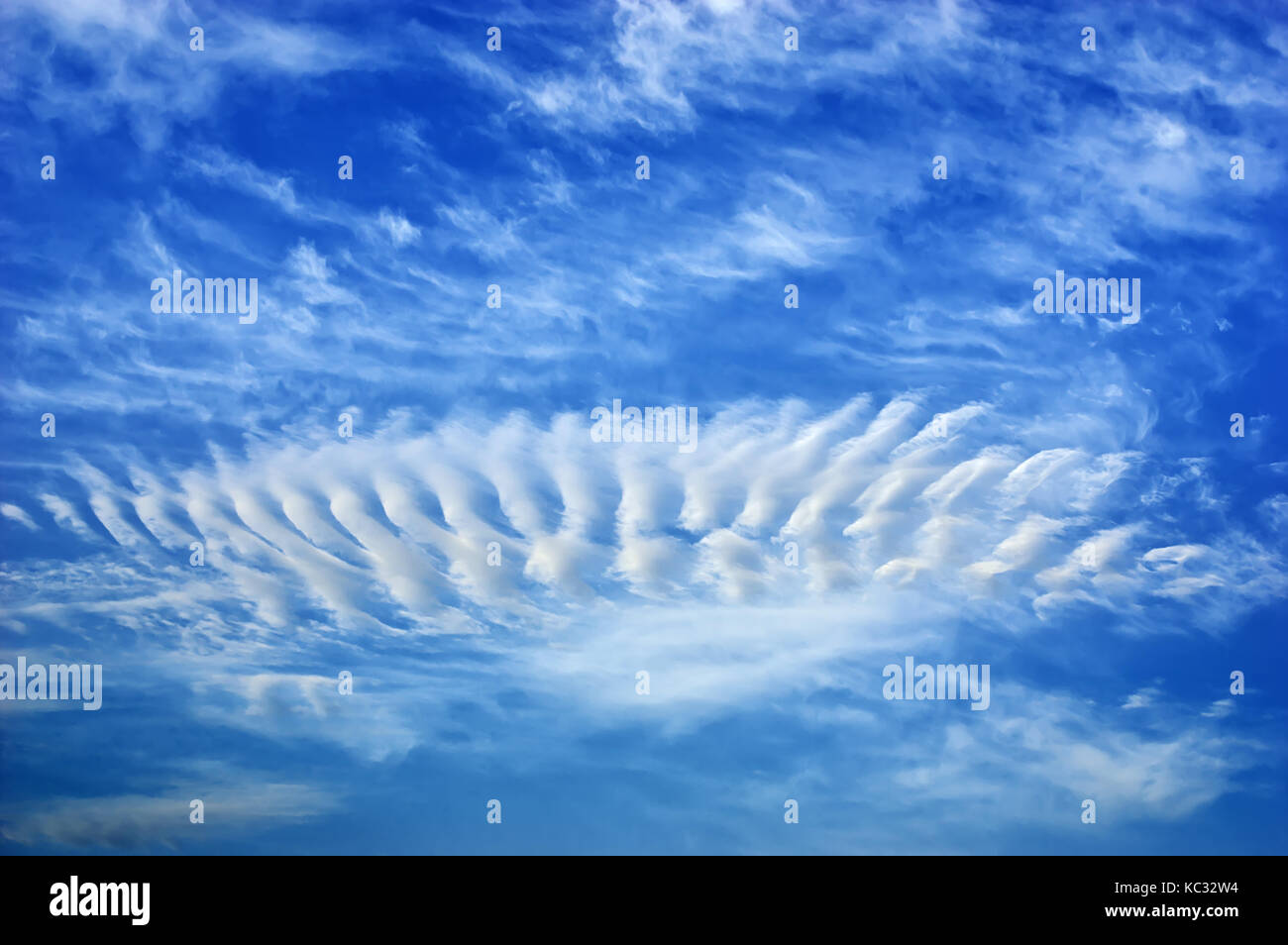 Panorama di sky con insoliti Incredibili nuvole bello. profondo cielo blu al giorno soleggiato. bellissimo cielo blu panorama con nuvole. Foto Stock