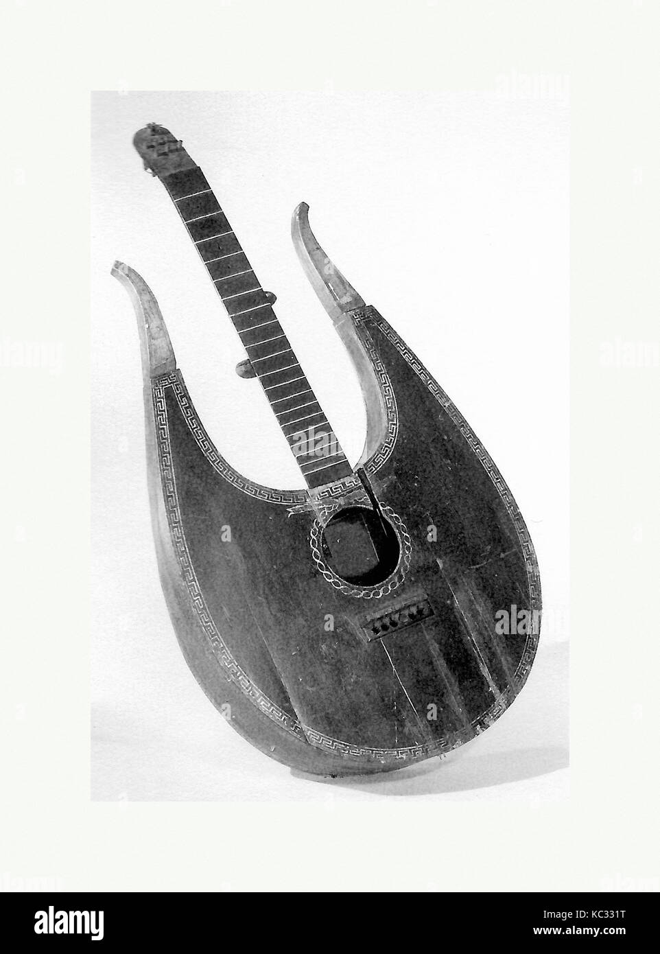 Chitarra Lyra, ca. 1800, Europeo, legno, avorio, metallo, L. 30 a. (76,2  cm), Chordophone-Lute-presentate spennate-traforato Foto stock - Alamy